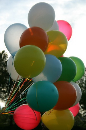 23 adet rengarenk balonlardan uçan balon 